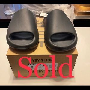 💯 Authentic Yeezy Slides New with tags and box 📦 size 5 color ONYX 🌑🌑🌑🌑